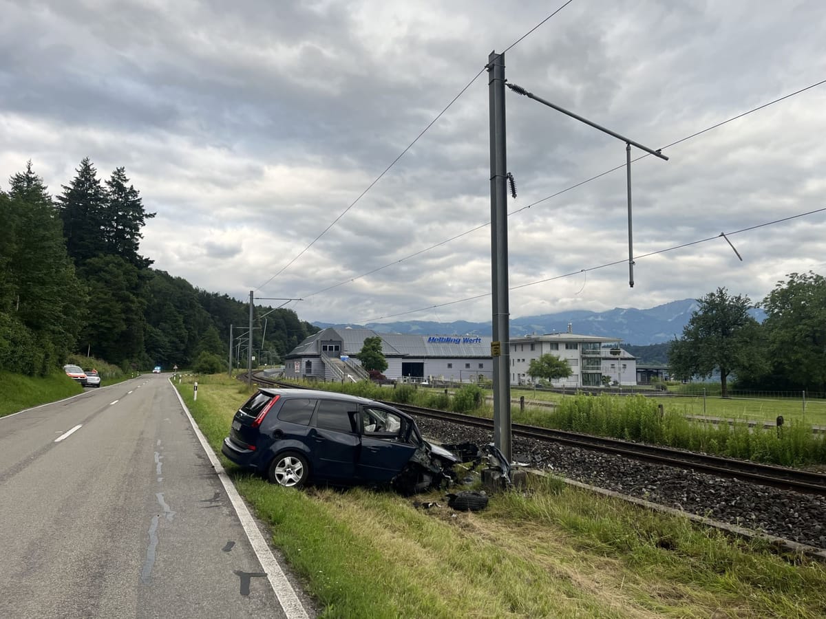 Bollingen: Selbstunfall mit Auto