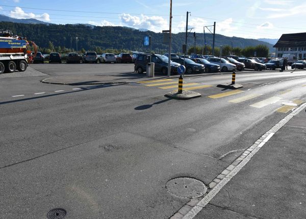 Schmerikon: Mit Auto Verkehrsinsel touchiert – Zeugenaufruf