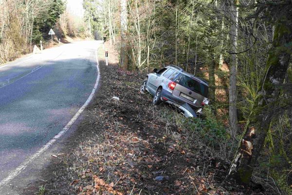 Fahrunfähig von Strasse abgekommen