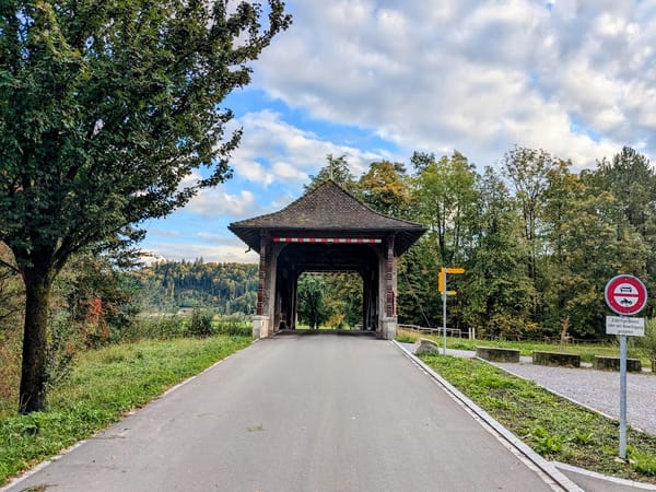 Neue Höhen-Markierung an der Aabachbrücke